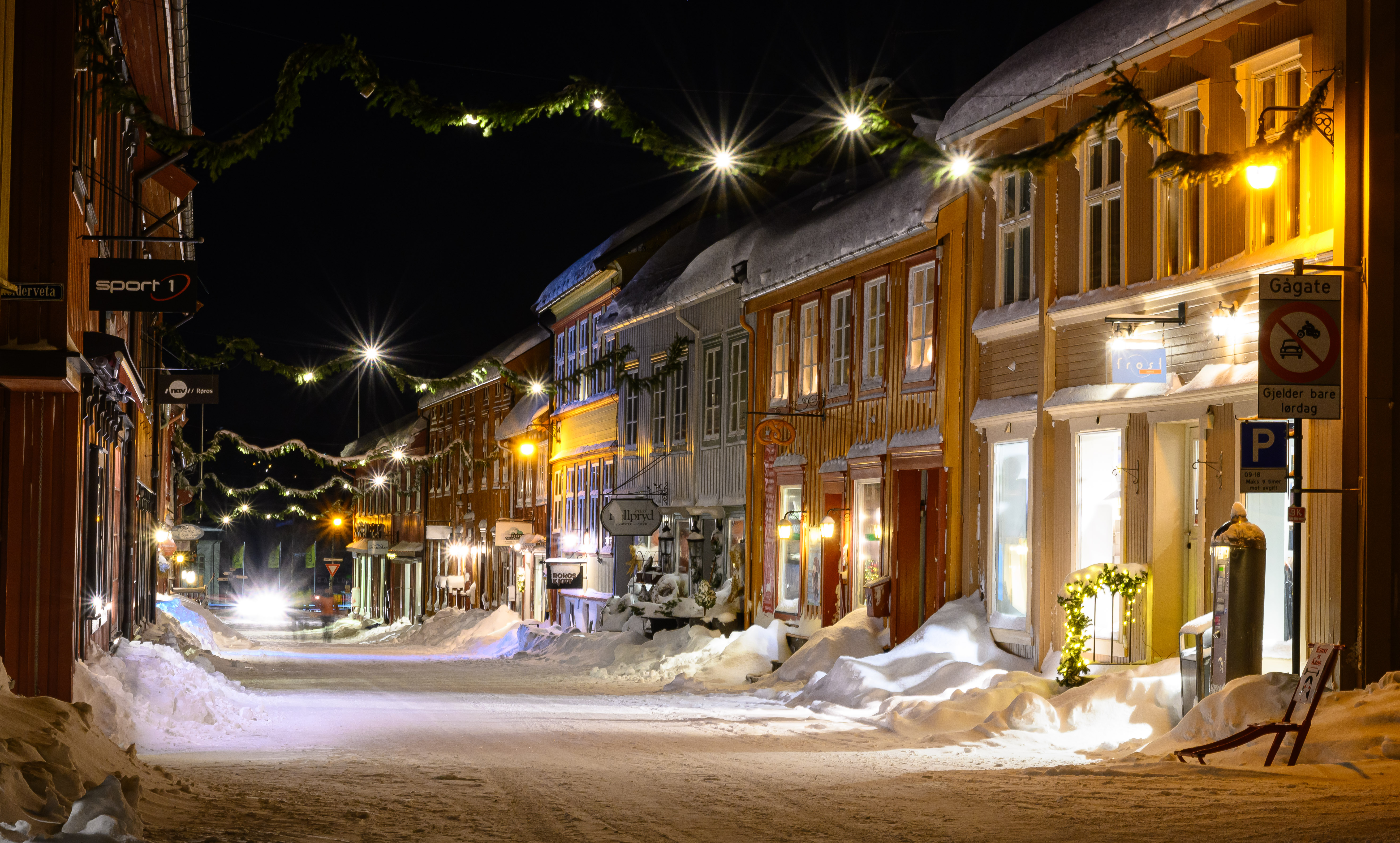 Kjerkgata på Røros med julelys og snø