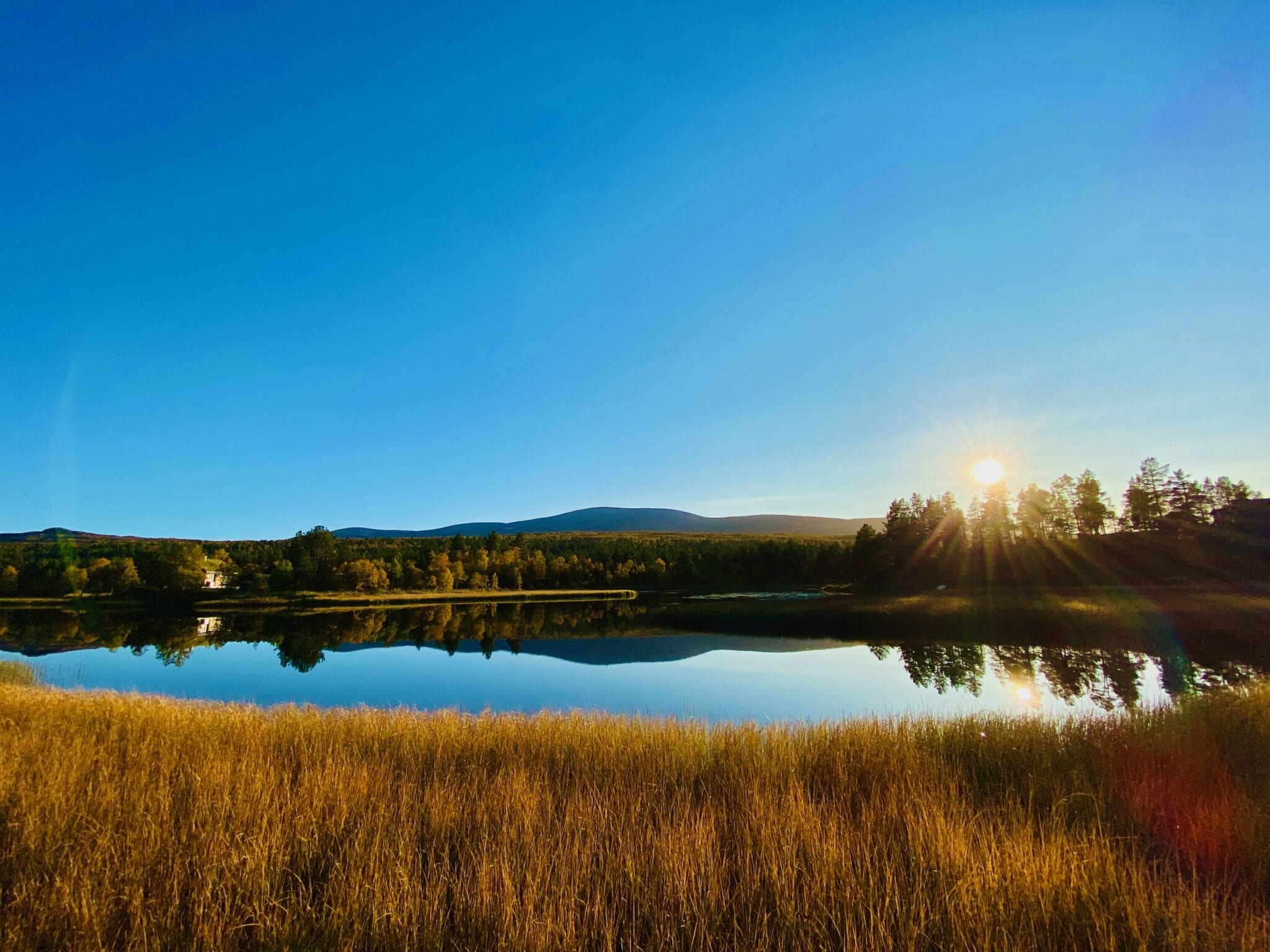 Autumn-lake-sun-view-cabin-wilderness-Oesterdalen-Roeros