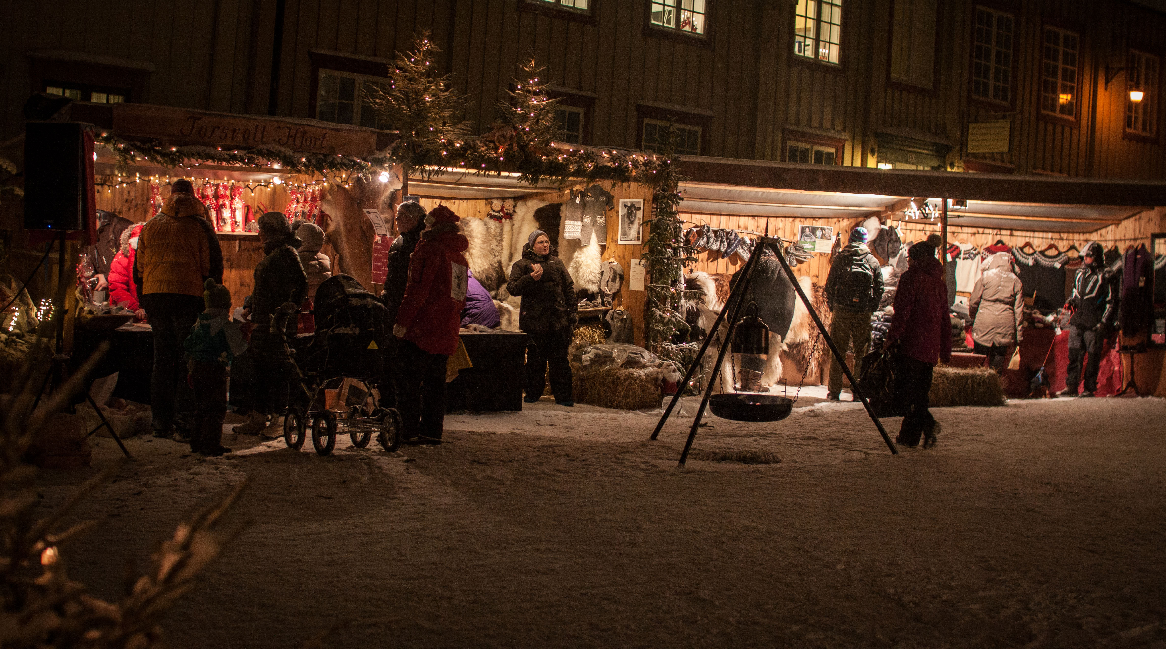 Julestemning med boder og bålpanne nederst i Bergmannsgata under Julemarked Røros